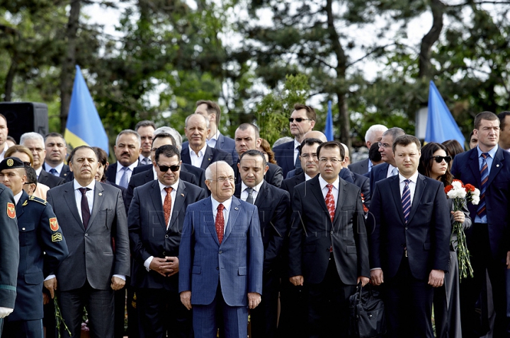 NO COMMENT! Omagii şi flori pentru ostaşii căzuţi în cel de-al Doilea Război Mondial (VIDEO/FOTO)