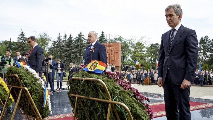 NO COMMENT! Omagii şi flori pentru ostaşii căzuţi în cel de-al Doilea Război Mondial (VIDEO/FOTO)