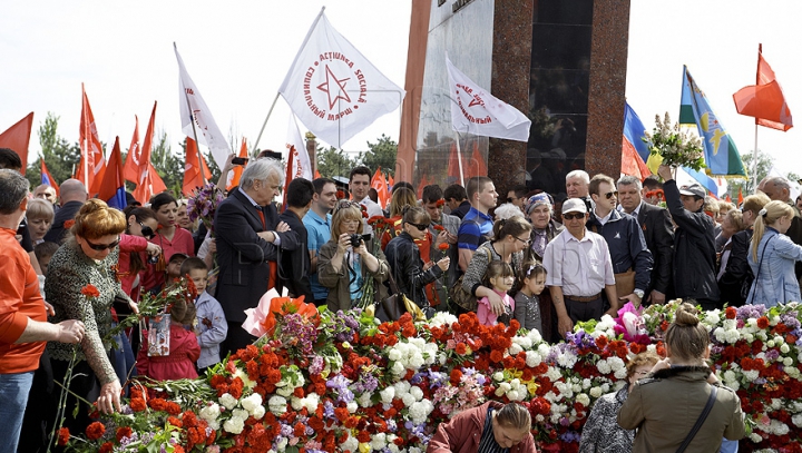 NO COMMENT! Omagii şi flori pentru ostaşii căzuţi în cel de-al Doilea Război Mondial (VIDEO/FOTO)