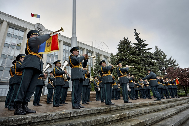 Ziua Europei, sărbătorită cu mare fast în Chişinău. Oamenii s-au delectat cu bucate tradiţionale, muzică şi dans (GALERIE FOTO)