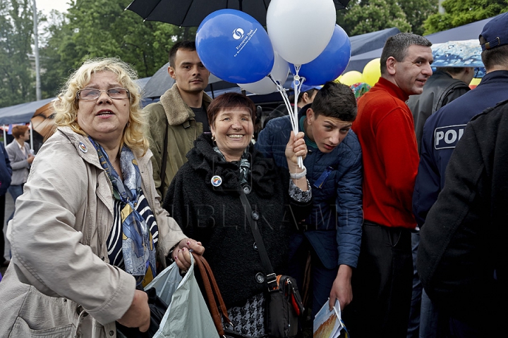 Ziua Europei, sărbătorită cu mare fast în Chişinău. Oamenii s-au delectat cu bucate tradiţionale, muzică şi dans (GALERIE FOTO)