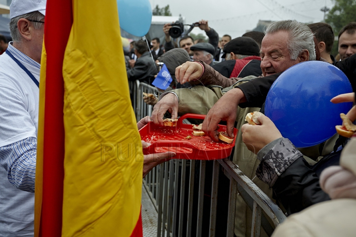 Ziua Europei, sărbătorită cu mare fast în Chişinău. Oamenii s-au delectat cu bucate tradiţionale, muzică şi dans (GALERIE FOTO)