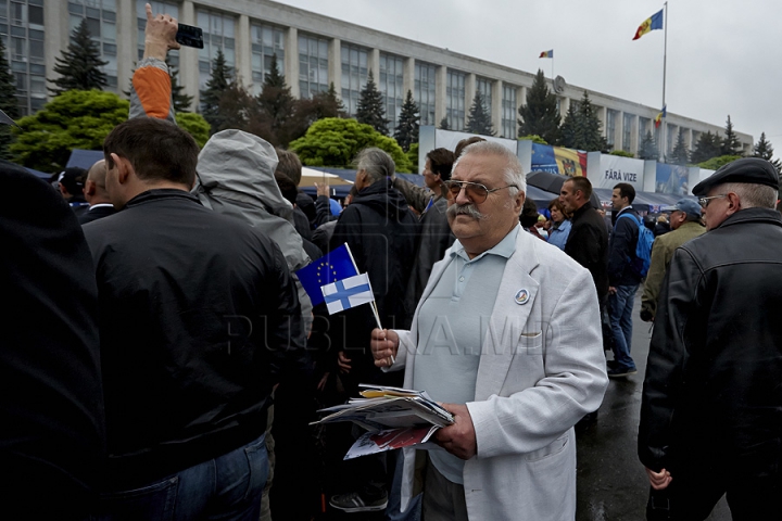 Ziua Europei, sărbătorită cu mare fast în Chişinău. Oamenii s-au delectat cu bucate tradiţionale, muzică şi dans (GALERIE FOTO)