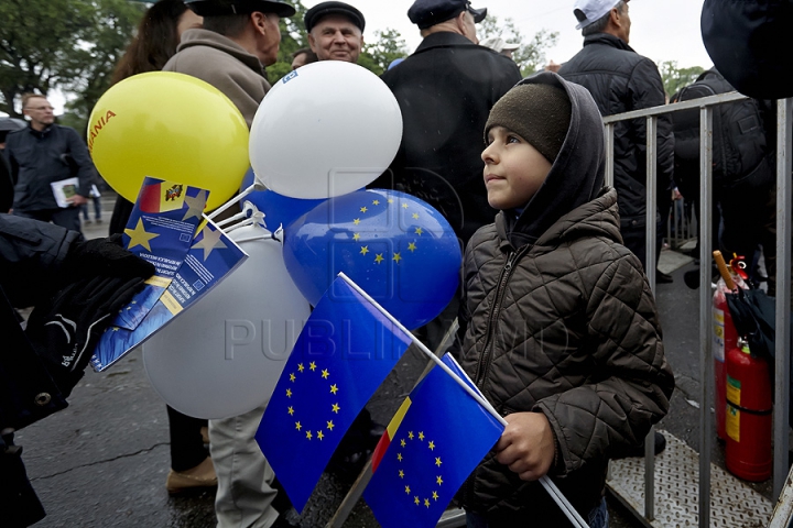 Ziua Europei, sărbătorită cu mare fast în Chişinău. Oamenii s-au delectat cu bucate tradiţionale, muzică şi dans (GALERIE FOTO)