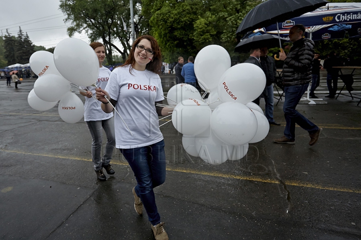 Ziua Europei, sărbătorită cu mare fast în Chişinău. Oamenii s-au delectat cu bucate tradiţionale, muzică şi dans (GALERIE FOTO)