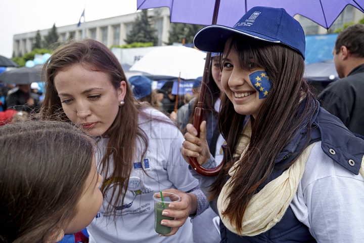 Ziua Europei, sărbătorită cu mare fast în Chişinău. Oamenii s-au delectat cu bucate tradiţionale, muzică şi dans (GALERIE FOTO)