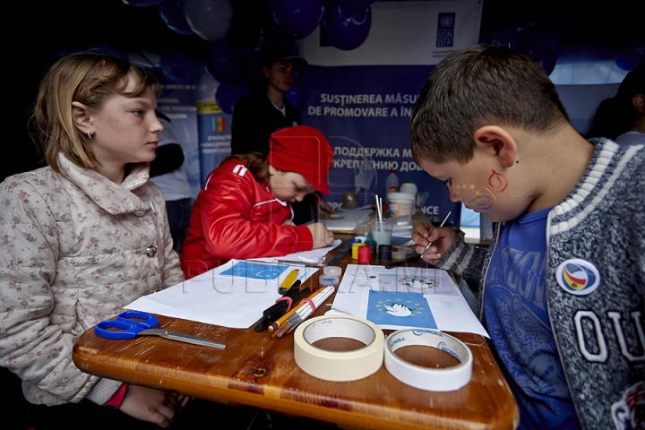 Ziua Europei, sărbătorită cu mare fast în Chişinău. Oamenii s-au delectat cu bucate tradiţionale, muzică şi dans (GALERIE FOTO)