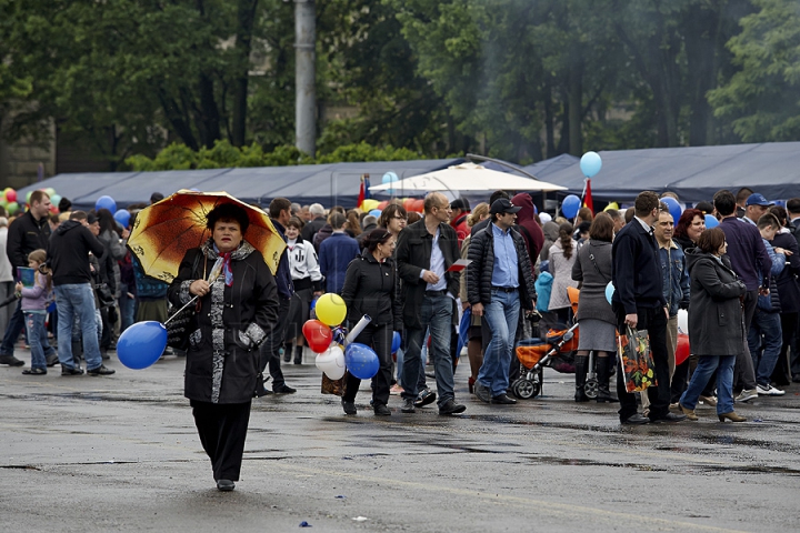 Ziua Europei, sărbătorită cu mare fast în Chişinău. Oamenii s-au delectat cu bucate tradiţionale, muzică şi dans (GALERIE FOTO)