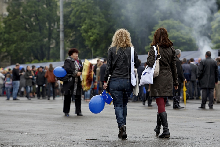 Ziua Europei, sărbătorită cu mare fast în Chişinău. Oamenii s-au delectat cu bucate tradiţionale, muzică şi dans (GALERIE FOTO)