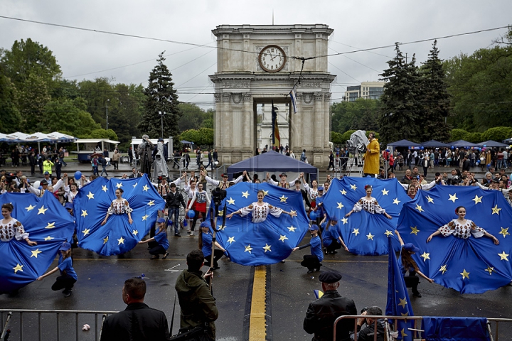 Ziua Europei, sărbătorită cu mare fast în Chişinău. Oamenii s-au delectat cu bucate tradiţionale, muzică şi dans (GALERIE FOTO)