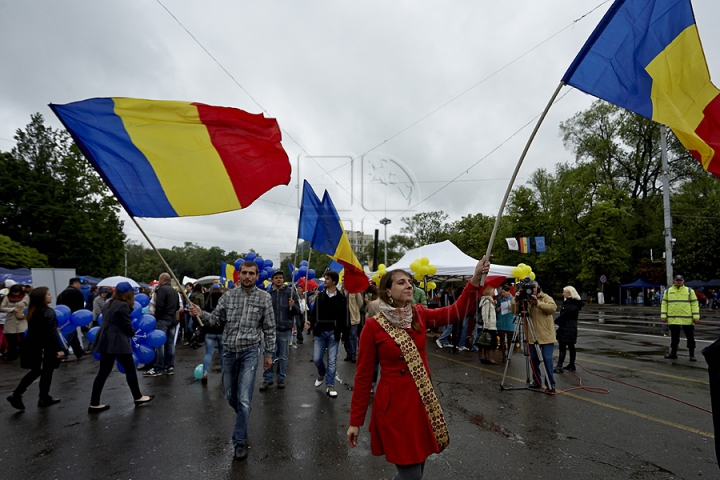 Ziua Europei, sărbătorită cu mare fast în Chişinău. Oamenii s-au delectat cu bucate tradiţionale, muzică şi dans (GALERIE FOTO)