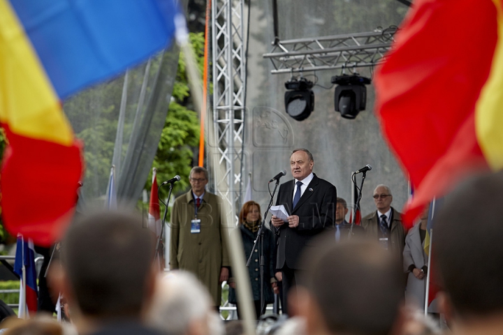 Ziua Europei, sărbătorită cu mare fast în Chişinău. Oamenii s-au delectat cu bucate tradiţionale, muzică şi dans (GALERIE FOTO)