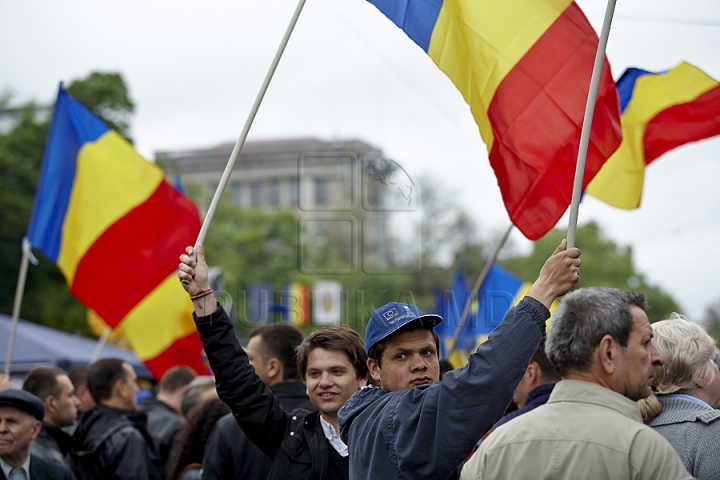 Ziua Europei, sărbătorită cu mare fast în Chişinău. Oamenii s-au delectat cu bucate tradiţionale, muzică şi dans (GALERIE FOTO)