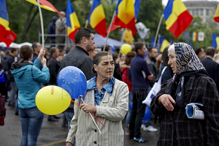 Ziua Europei, sărbătorită cu mare fast în Chişinău. Oamenii s-au delectat cu bucate tradiţionale, muzică şi dans (GALERIE FOTO)