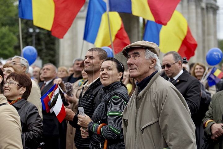 Ziua Europei, sărbătorită cu mare fast în Chişinău. Oamenii s-au delectat cu bucate tradiţionale, muzică şi dans (GALERIE FOTO)