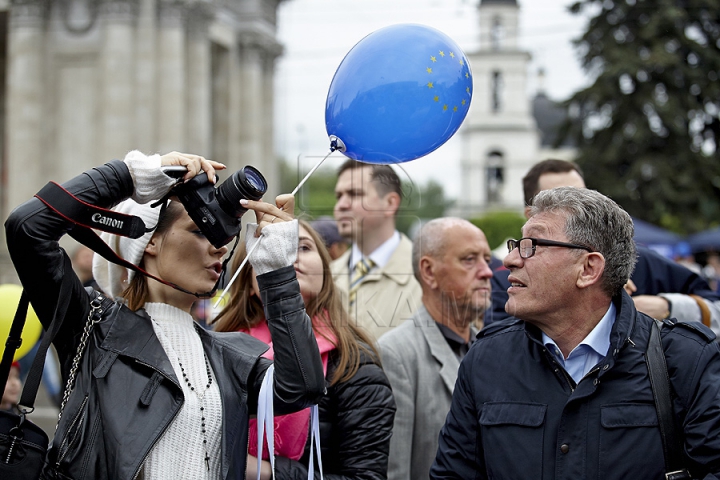 Ziua Europei, sărbătorită cu mare fast în Chişinău. Oamenii s-au delectat cu bucate tradiţionale, muzică şi dans (GALERIE FOTO)