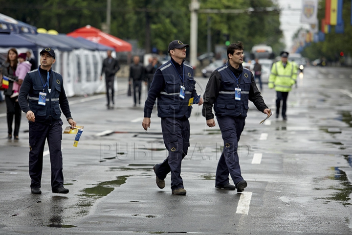 Ziua Europei, sărbătorită cu mare fast în Chişinău. Oamenii s-au delectat cu bucate tradiţionale, muzică şi dans (GALERIE FOTO)