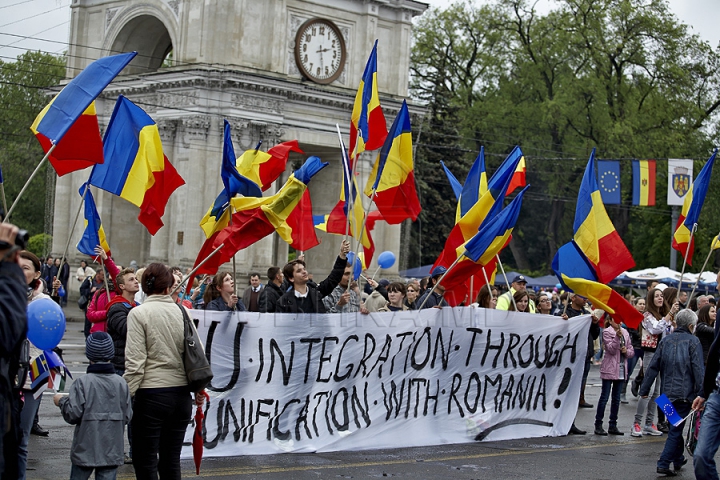 Ziua Europei, sărbătorită cu mare fast în Chişinău. Oamenii s-au delectat cu bucate tradiţionale, muzică şi dans (GALERIE FOTO)