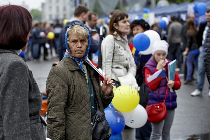 Ziua Europei, sărbătorită cu mare fast în Chişinău. Oamenii s-au delectat cu bucate tradiţionale, muzică şi dans (GALERIE FOTO)