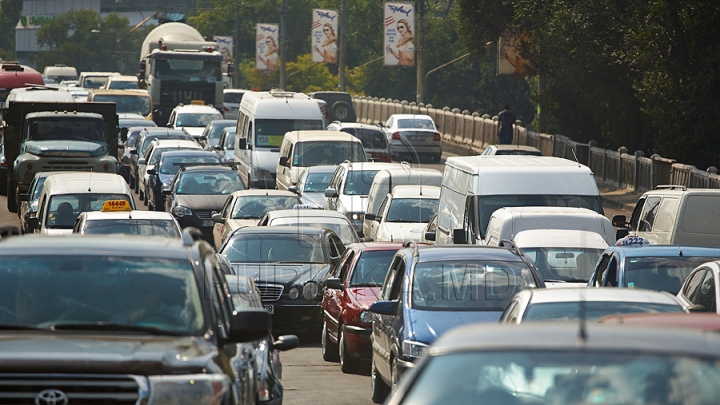 Ce riscă vânzătorii de la piaţa "Calea Basarabiei" pentru că au blocat strada Ismail din capitală