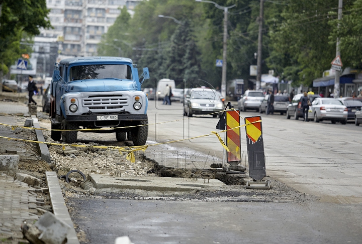 Strada Alecu Russo din capitală, transformată într-un şantier plin de noroi şi pietre (GALERIE FOTO)