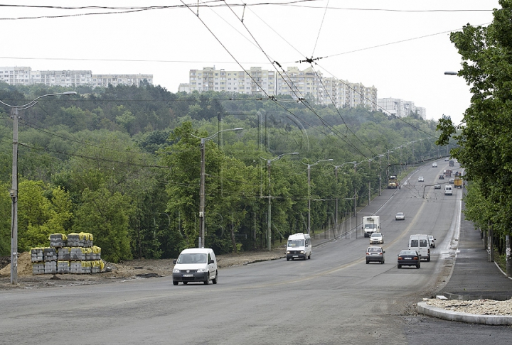 Strada Alecu Russo din capitală, transformată într-un şantier plin de noroi şi pietre (GALERIE FOTO)