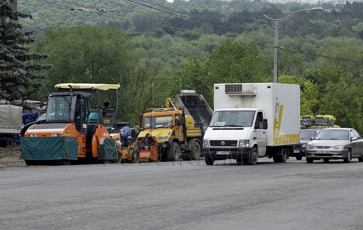 Strada Alecu Russo din capitală, transformată într-un şantier plin de noroi şi pietre (GALERIE FOTO)