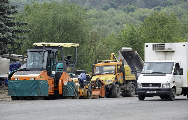 Strada Alecu Russo din capitală, transformată într-un şantier plin de noroi şi pietre (GALERIE FOTO)