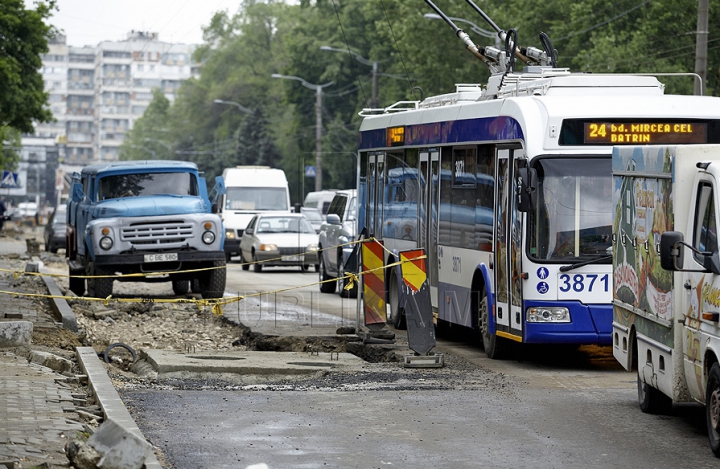 Strada Alecu Russo din capitală, transformată într-un şantier plin de noroi şi pietre (GALERIE FOTO)