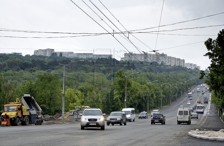 Strada Alecu Russo din capitală, transformată într-un şantier plin de noroi şi pietre (GALERIE FOTO)