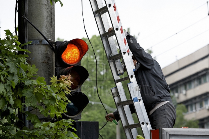 Strada Alecu Russo din capitală, transformată într-un şantier plin de noroi şi pietre (GALERIE FOTO)