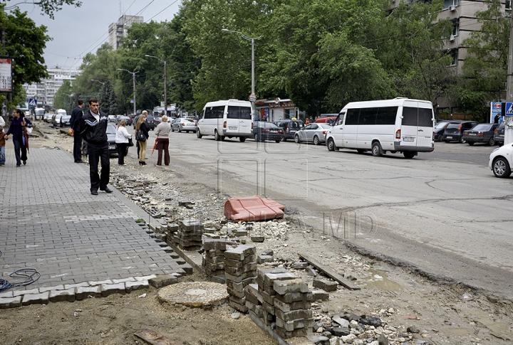 Strada Alecu Russo din capitală, transformată într-un şantier plin de noroi şi pietre (GALERIE FOTO)