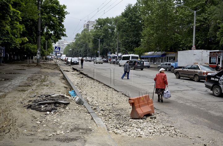 Strada Alecu Russo din capitală, transformată într-un şantier plin de noroi şi pietre (GALERIE FOTO)