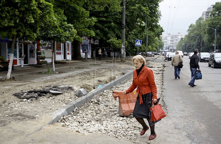 Strada Alecu Russo din capitală, transformată într-un şantier plin de noroi şi pietre (GALERIE FOTO)