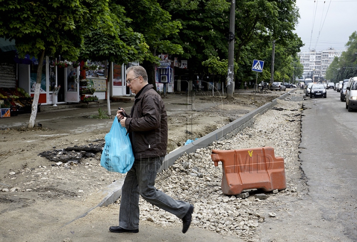 Strada Alecu Russo din capitală, transformată într-un şantier plin de noroi şi pietre (GALERIE FOTO)