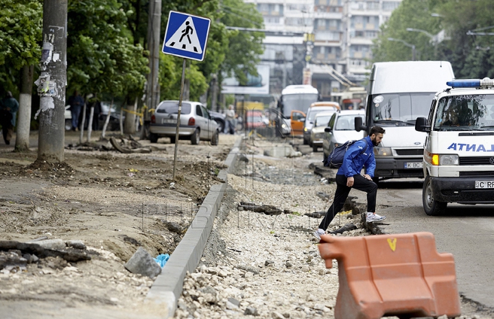 Strada Alecu Russo din capitală, transformată într-un şantier plin de noroi şi pietre (GALERIE FOTO)