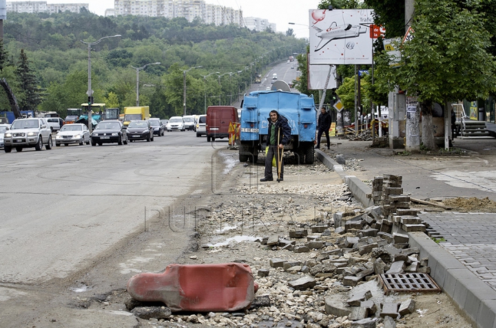 Strada Alecu Russo din capitală, transformată într-un şantier plin de noroi şi pietre (GALERIE FOTO)