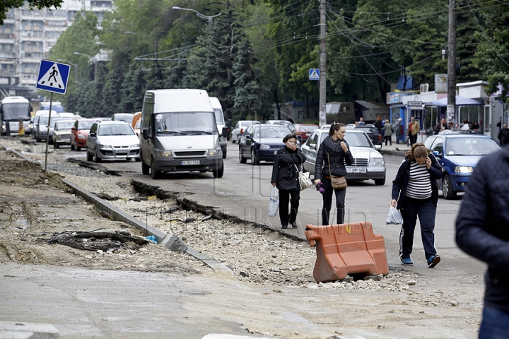 Strada Alecu Russo din capitală, transformată într-un şantier plin de noroi şi pietre (GALERIE FOTO)