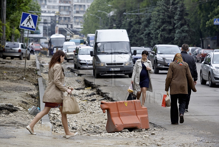 Strada Alecu Russo din capitală, transformată într-un şantier plin de noroi şi pietre (GALERIE FOTO)