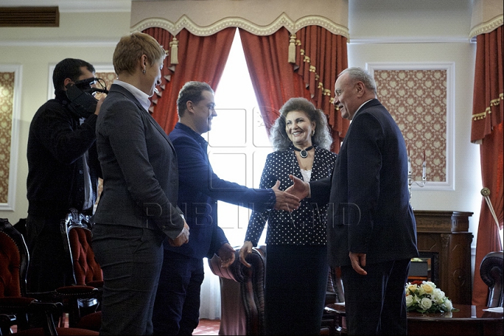 Interpreta Irina Loghin a fost decorată de Nicolae Timofti cu Ordinul de Onoare (GALERIE FOTO)