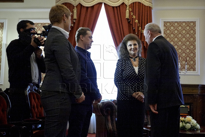 Interpreta Irina Loghin a fost decorată de Nicolae Timofti cu Ordinul de Onoare (GALERIE FOTO)