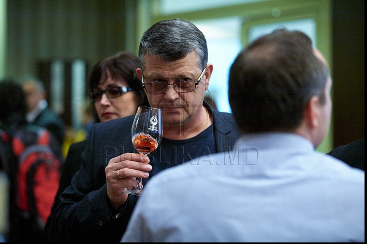 S-a desfăşurat o nouă ediţie a Vernisajului Vinului. Tonul ediţiei a fost dat de vinurile albe şi rose (GALERIE FOTO)