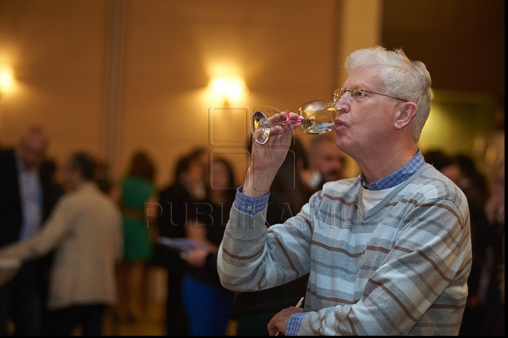 S-a desfăşurat o nouă ediţie a Vernisajului Vinului. Tonul ediţiei a fost dat de vinurile albe şi rose (GALERIE FOTO)