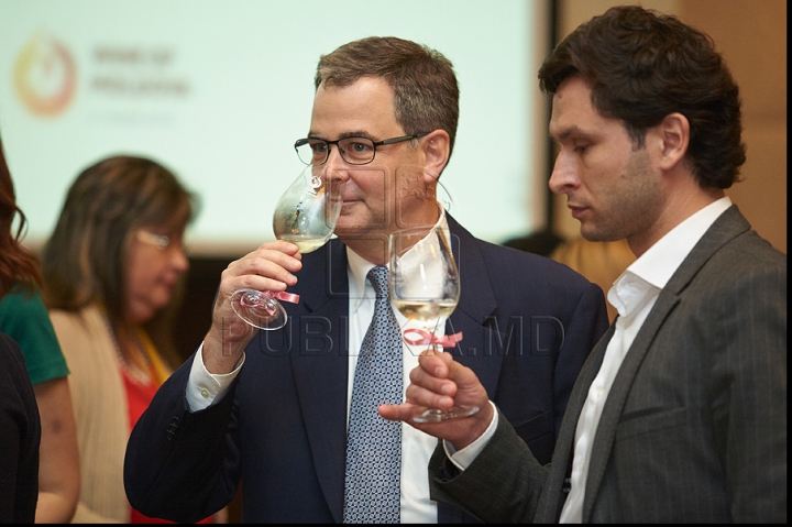 S-a desfăşurat o nouă ediţie a Vernisajului Vinului. Tonul ediţiei a fost dat de vinurile albe şi rose (GALERIE FOTO)