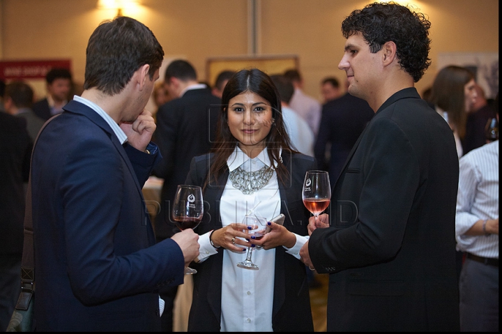 S-a desfăşurat o nouă ediţie a Vernisajului Vinului. Tonul ediţiei a fost dat de vinurile albe şi rose (GALERIE FOTO)