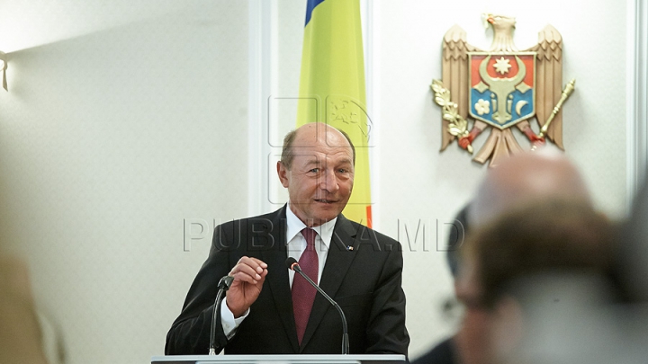 Traian Băsescu a decorat mai mulţi scriitori din Republica Moldova. AFLĂ NUMELE LOR