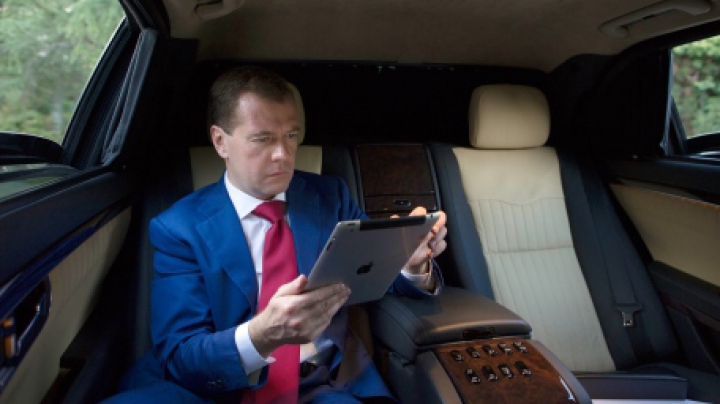 Premierul Medvedev comentează pe Facebook posibila interzicere a Facebook-ului în Rusia