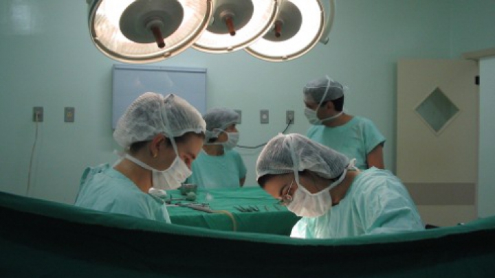 Medicii au început să PLÂNGĂ de emoţie. Cum au venit pe lume doi bebeluşi gemeni (FOTO)