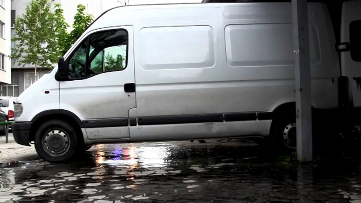 Pompierii, în alertă! Un incendiu a izbucnit într-un microbuz din capitală (VIDEO/FOTO)