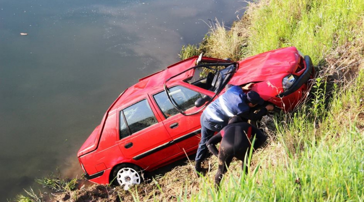 Doi pasageri s-au înecat, după ce automobilul în care mergeau a derapat în Nistru (VIDEO/FOTO)